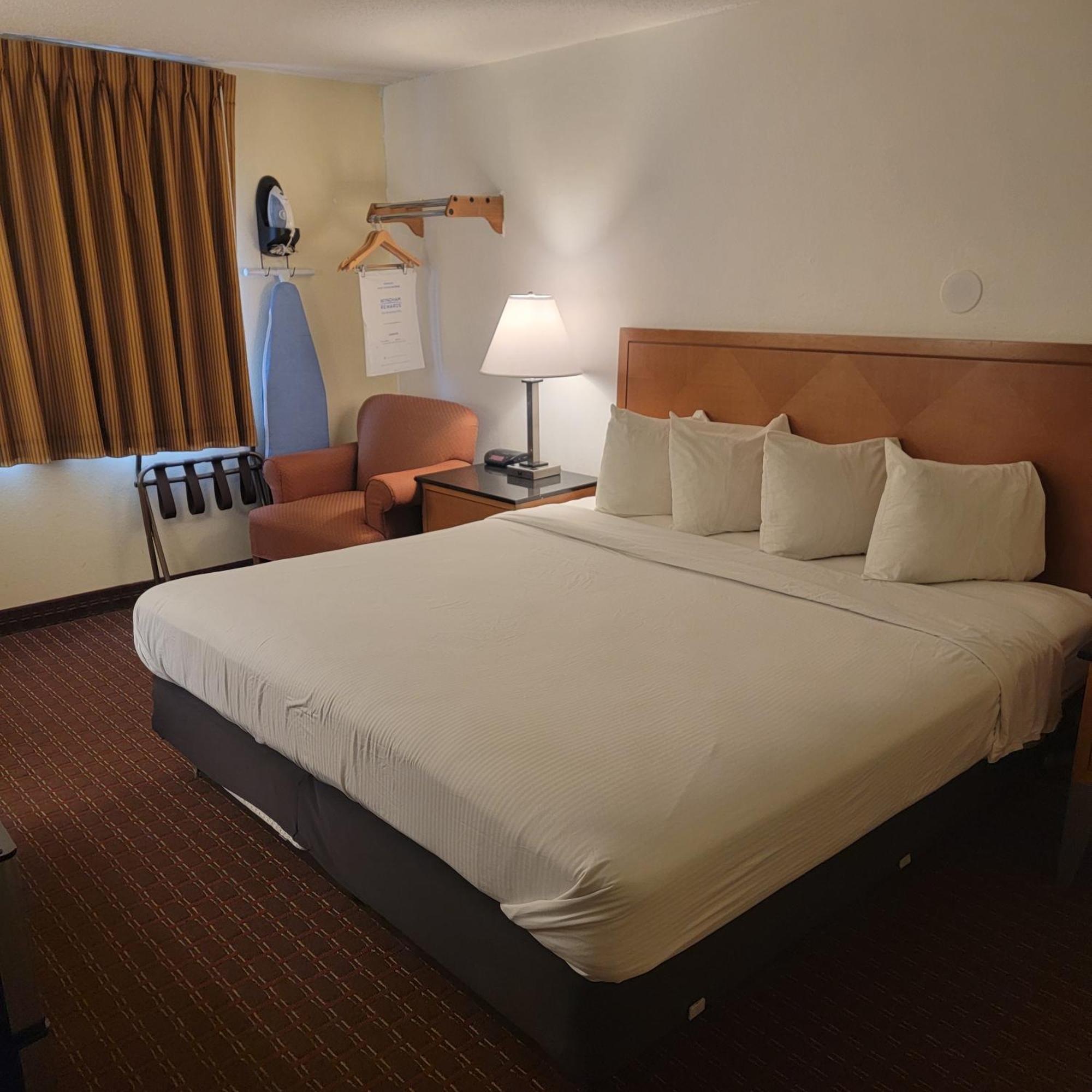 Days Inn By Wyndham פורט דודג' מראה חיצוני תמונה